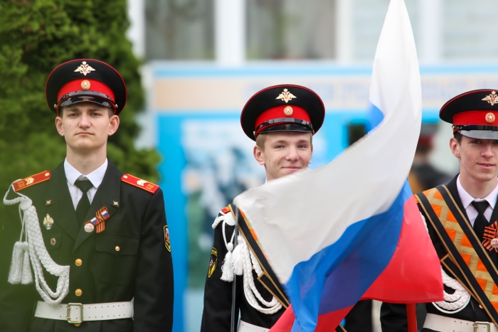 Прощание со школой на плацу: в Клинцовской кадетской школе торжественно прозвенел «Последний звонок»