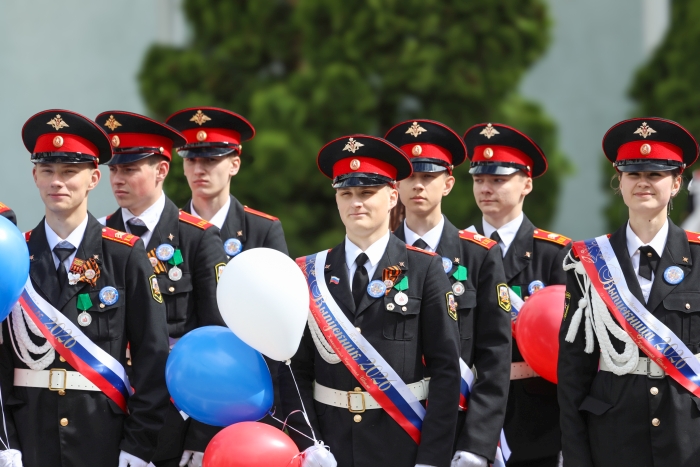 Прощание со школой на плацу: в Клинцовской кадетской школе торжественно прозвенел «Последний звонок»