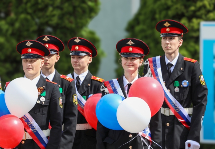 Прощание со школой на плацу: в Клинцовской кадетской школе торжественно прозвенел «Последний звонок»