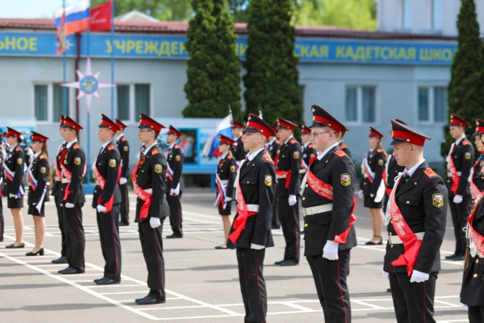 Прощание со школой на плацу: в Клинцовской кадетской школе торжественно прозвенел «Последний звонок»