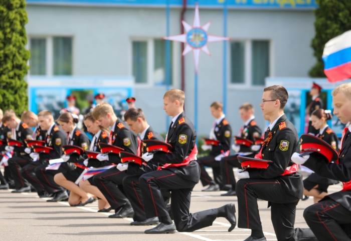 Прощание со школой на плацу: в Клинцовской кадетской школе торжественно прозвенел «Последний звонок»
