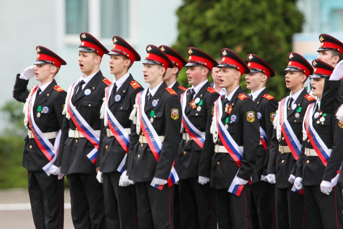 Прощание со школой на плацу: в Клинцовской кадетской школе торжественно прозвенел «Последний звонок»