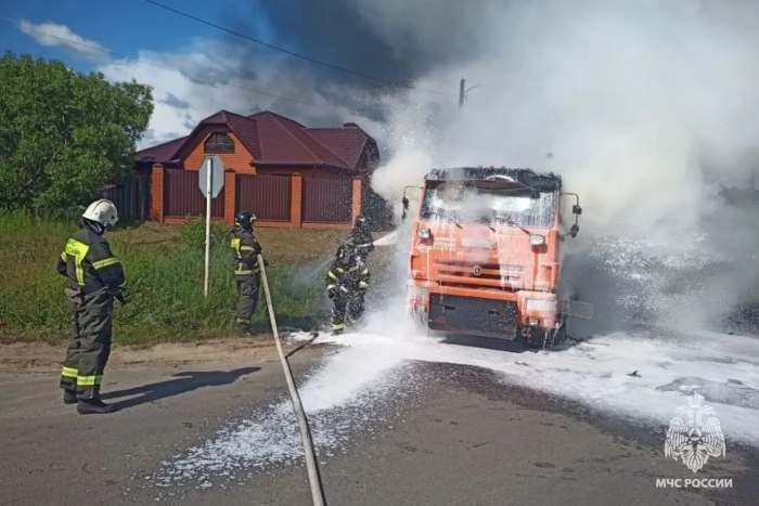В Клинцах огнеборцы ликвидировали пожар в грузовом автомобиле 