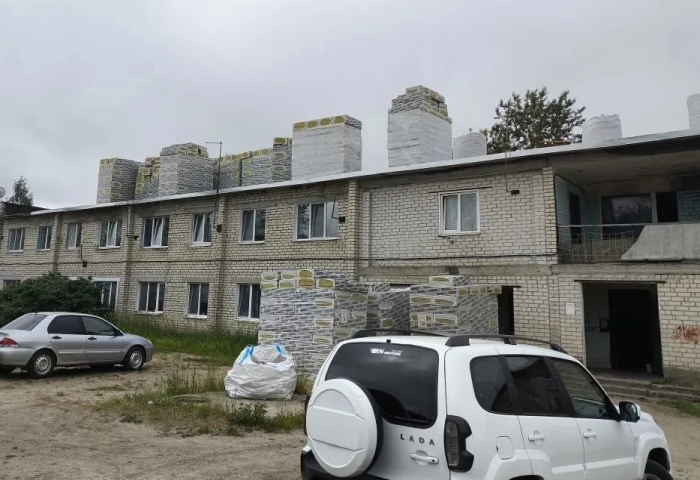 В Клинцовском районе начаты работы по капитальному ремонту кровли многоквартирного дома