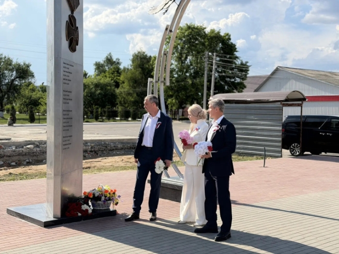 Клинцовские чиновники у мемориала героям без народа: знак уважения или исправление имиджевой ошибки?