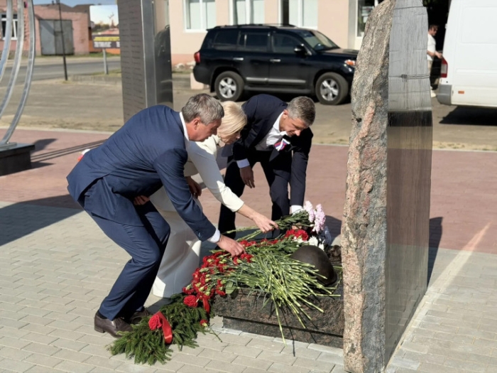 Клинцовские чиновники у мемориала героям без народа: знак уважения или исправление имиджевой ошибки?