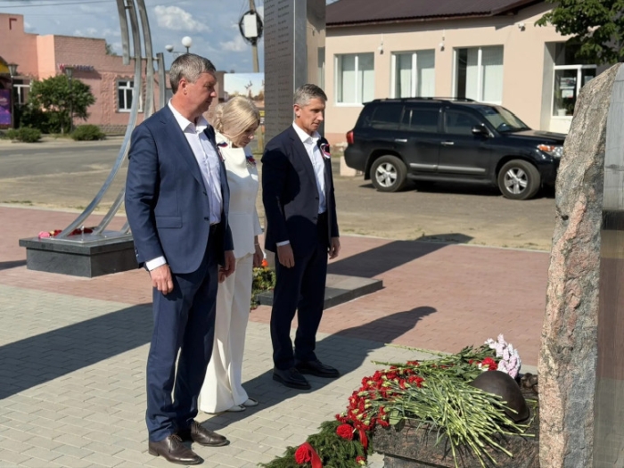 Клинцовские чиновники у мемориала героям без народа: знак уважения или исправление имиджевой ошибки?