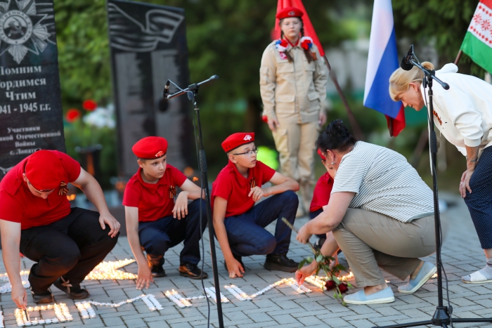 Скорбь и память в пламени свечей: в Клинцовском районе почтили героев ВОВ