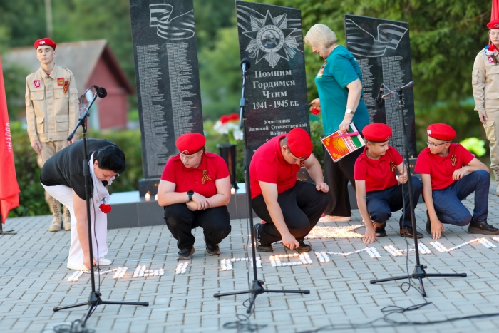Скорбь и память в пламени свечей: в Клинцовском районе почтили героев ВОВ