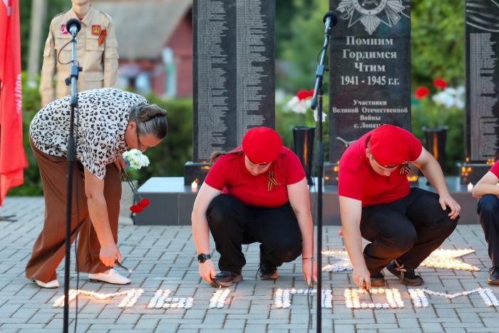 Скорбь и память в пламени свечей: в Клинцовском районе почтили героев ВОВ