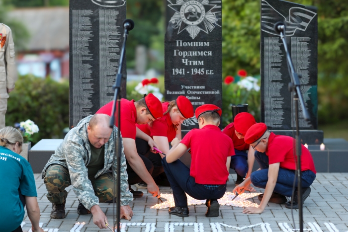 Скорбь и память в пламени свечей: в Клинцовском районе почтили героев ВОВ