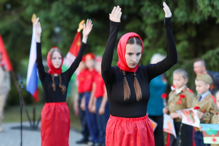 Скорбь и память в пламени свечей: в Клинцовском районе почтили героев ВОВ
