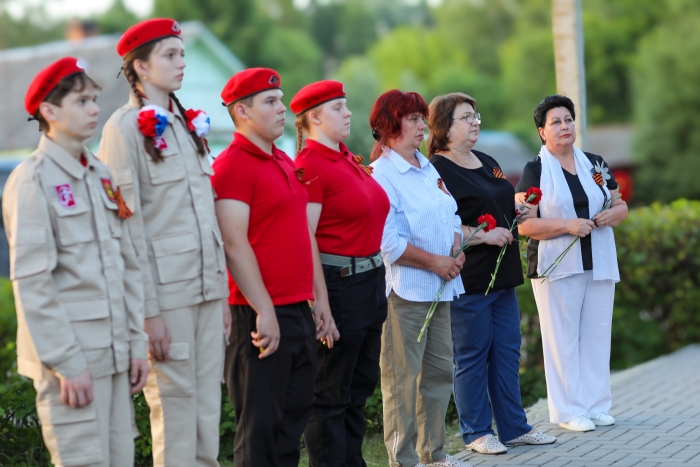 Скорбь и память в пламени свечей: в Клинцовском районе почтили героев ВОВ