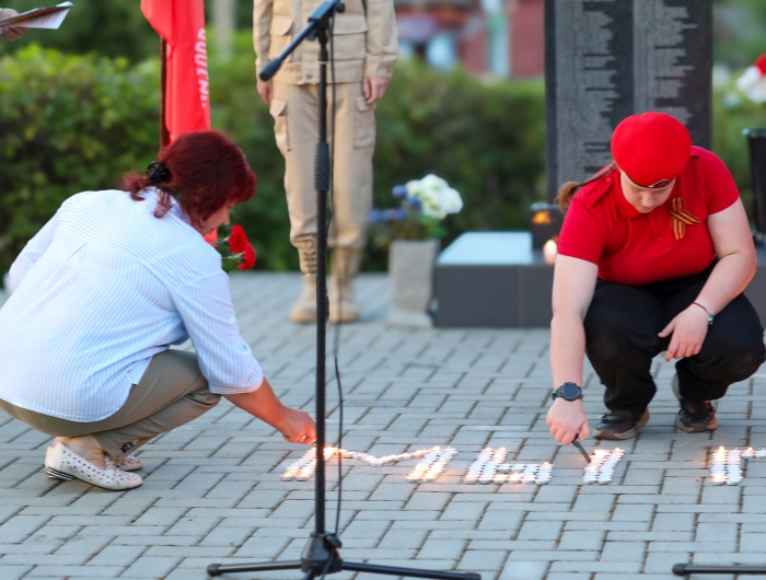 Скорбь и память в пламени свечей: в Клинцовском районе почтили героев ВОВ