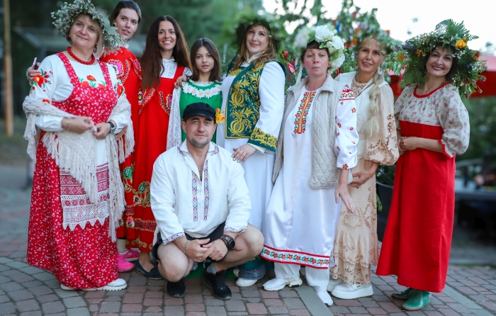 В санатории «Затишье» отметили Ивана Купалу: песни, венки и прыжки через костёр