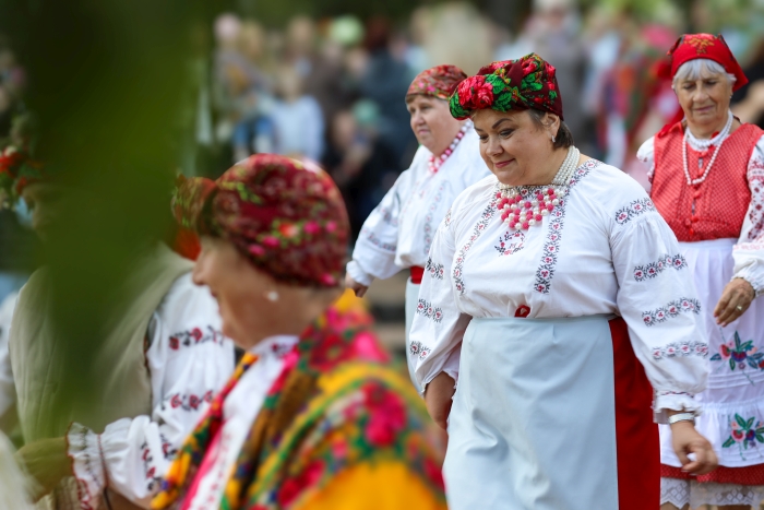 В санатории «Затишье» отметили Ивана Купалу: песни, венки и прыжки через костёр