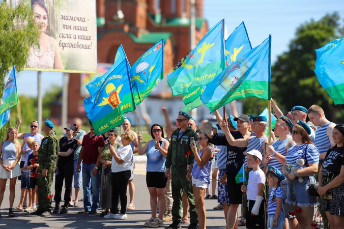 «Никто, кроме нас!» В Клинцах торжественно отметили День Воздушно-десантных войск