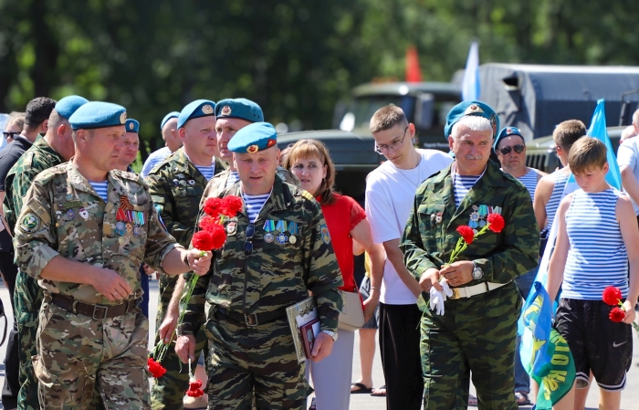 «Никто, кроме нас!» В Клинцах торжественно отметили День Воздушно-десантных войск