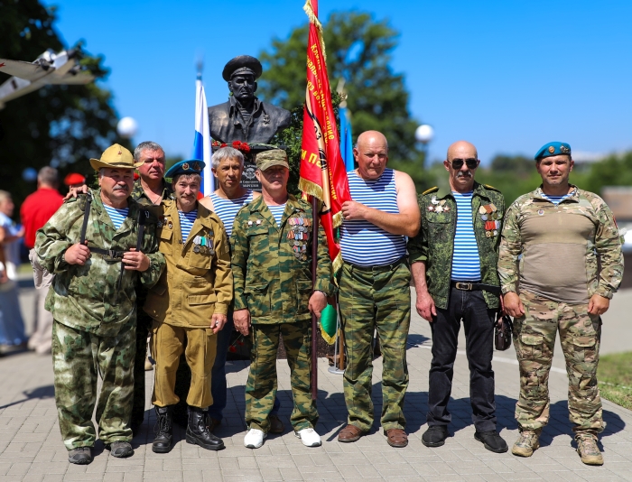 «Никто, кроме нас!» В Клинцах торжественно отметили День Воздушно-десантных войск
