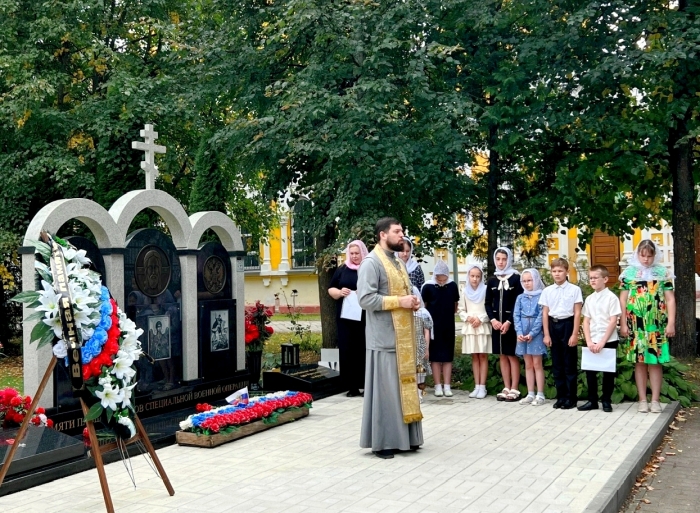 Семьи погибших героев собрались у мемориала в Клинцах в первую годовщину его открытия