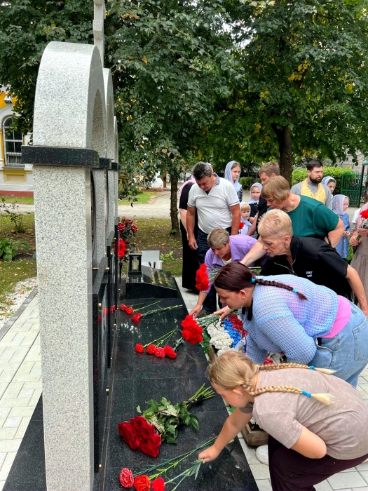 Семьи погибших героев собрались у мемориала в Клинцах в первую годовщину его открытия