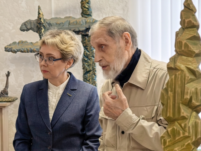 Почётный гражданин Клинцов Александр Смирнов впервые посетил зал своих скульптур в Музее русской культуры и старообрядчества