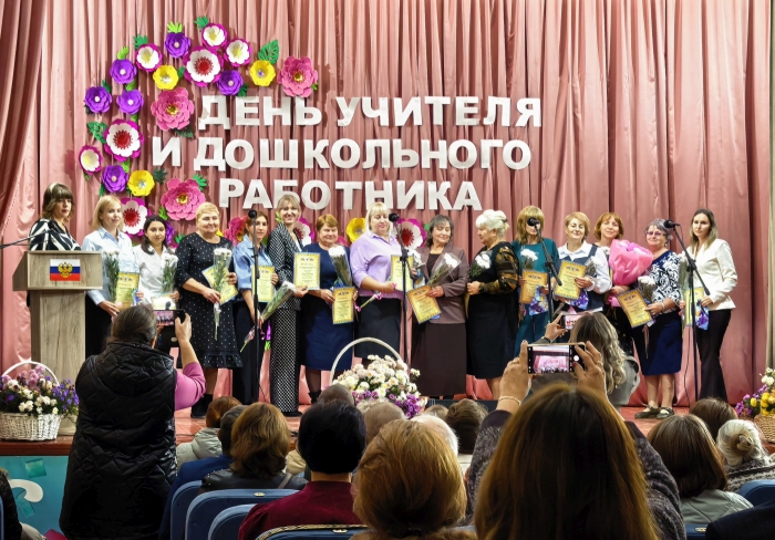 В Клинцовском районе чествовали педагогов, воспитателей и ветеранов педагогического труда