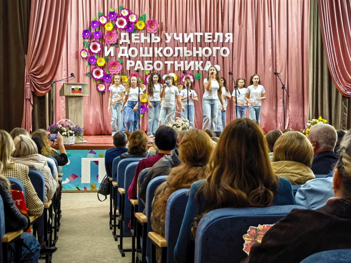 В Клинцовском районе чествовали педагогов, воспитателей и ветеранов педагогического труда