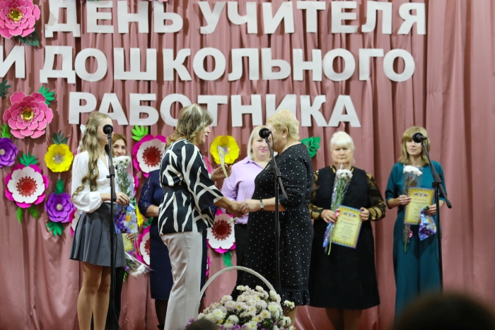 В Клинцовском районе чествовали педагогов, воспитателей и ветеранов педагогического труда