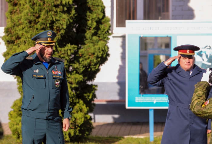 «Вы - лучшие!»: Герой России Даниил Мартынов привез кадетам Клинцовской школы подарки и новый проект МЧС