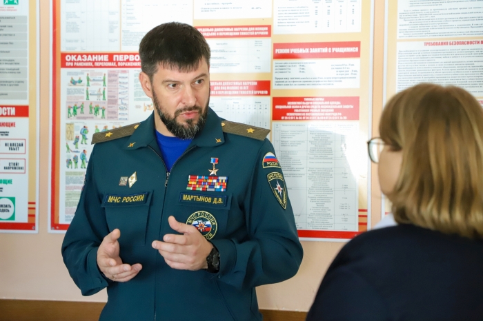 «Вы - лучшие!»: Герой России Даниил Мартынов привез кадетам Клинцовской школы подарки и новый проект МЧС