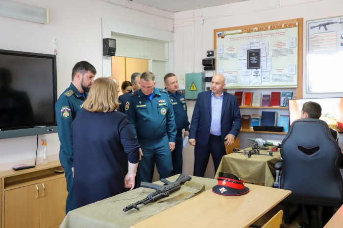 «Вы - лучшие!»: Герой России Даниил Мартынов привез кадетам Клинцовской школы подарки и новый проект МЧС