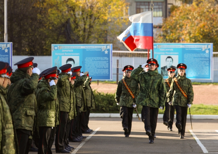 «Вы - лучшие!»: Герой России Даниил Мартынов привез кадетам Клинцовской школы подарки и новый проект МЧС