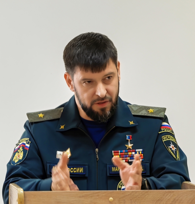 «Вы - лучшие!»: Герой России Даниил Мартынов привез кадетам Клинцовской школы подарки и новый проект МЧС