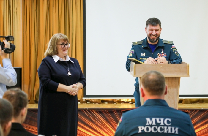 «Вы - лучшие!»: Герой России Даниил Мартынов привез кадетам Клинцовской школы подарки и новый проект МЧС