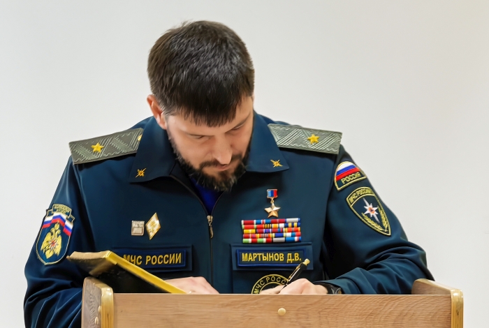 «Вы - лучшие!»: Герой России Даниил Мартынов привез кадетам Клинцовской школы подарки и новый проект МЧС