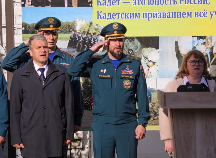 «Вы - лучшие!»: Герой России Даниил Мартынов привез кадетам Клинцовской школы подарки и новый проект МЧС