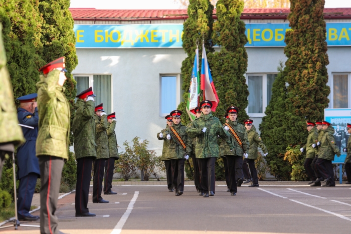 «Вы - лучшие!»: Герой России Даниил Мартынов привез кадетам Клинцовской школы подарки и новый проект МЧС