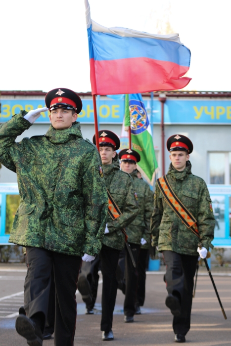 «Вы - лучшие!»: Герой России Даниил Мартынов привез кадетам Клинцовской школы подарки и новый проект МЧС