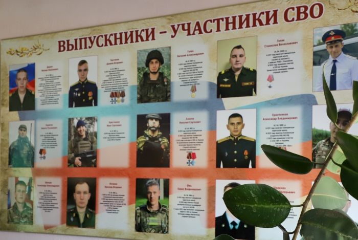 «Вы - лучшие!»: Герой России Даниил Мартынов привез кадетам Клинцовской школы подарки и новый проект МЧС