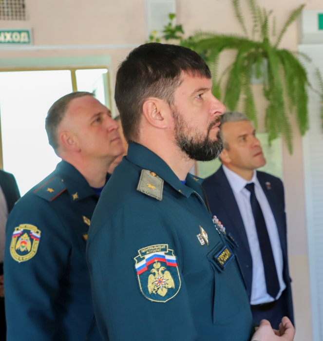 «Вы - лучшие!»: Герой России Даниил Мартынов привез кадетам Клинцовской школы подарки и новый проект МЧС