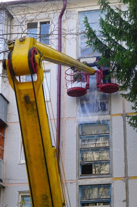 В Брянске устраняют последствия атаки БПЛА: повреждено около 200 квартир