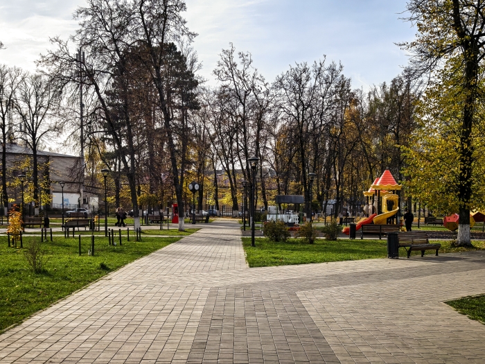 Осенние фотозарисовки: прогулка по парку имени В. Воровского в Клинцах