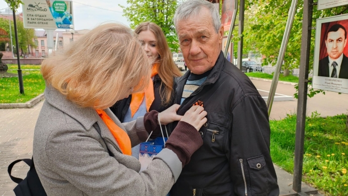 В Клинцах волонтеры провели акцию «Георгиевская ленточка»