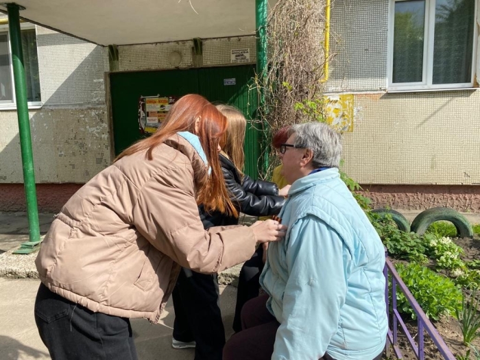 В Клинцах волонтеры провели акцию «Георгиевская ленточка»