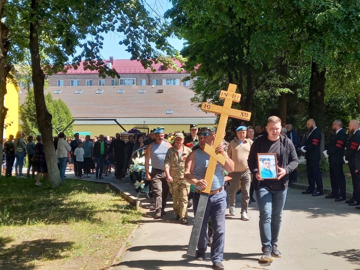 В Клинцах прощаются с Александром Шишкуновым, который получил смертельное ранение в зоне СВО