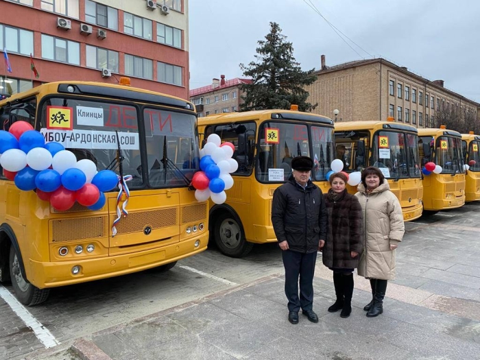В Клинцах Ардонская СОШ им. М.Н. Плоткина получила новый школьный автобус