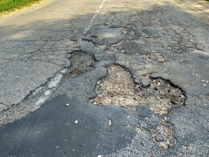 И так сойдет: Оригинальные технологии ямочного ремонта дорог используют в Брянской области