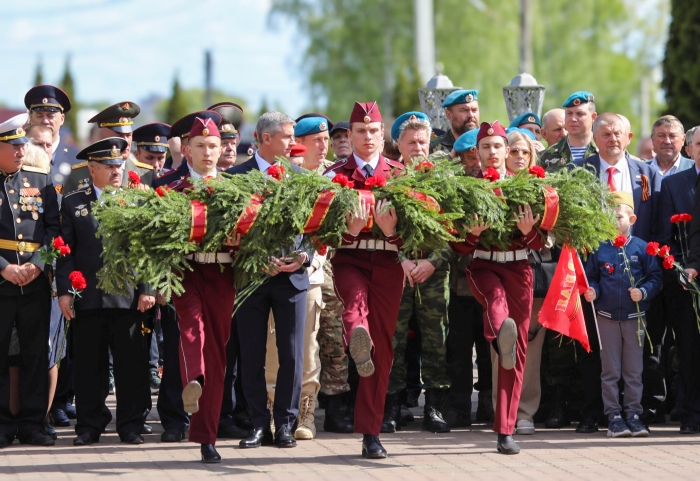 В Клинцах состоялся митинг-концерт «Была весна-весна Победы» и автопробег