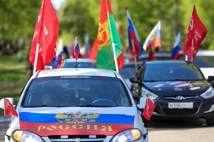 В Клинцах состоялся митинг-концерт «Была весна-весна Победы» и автопробег